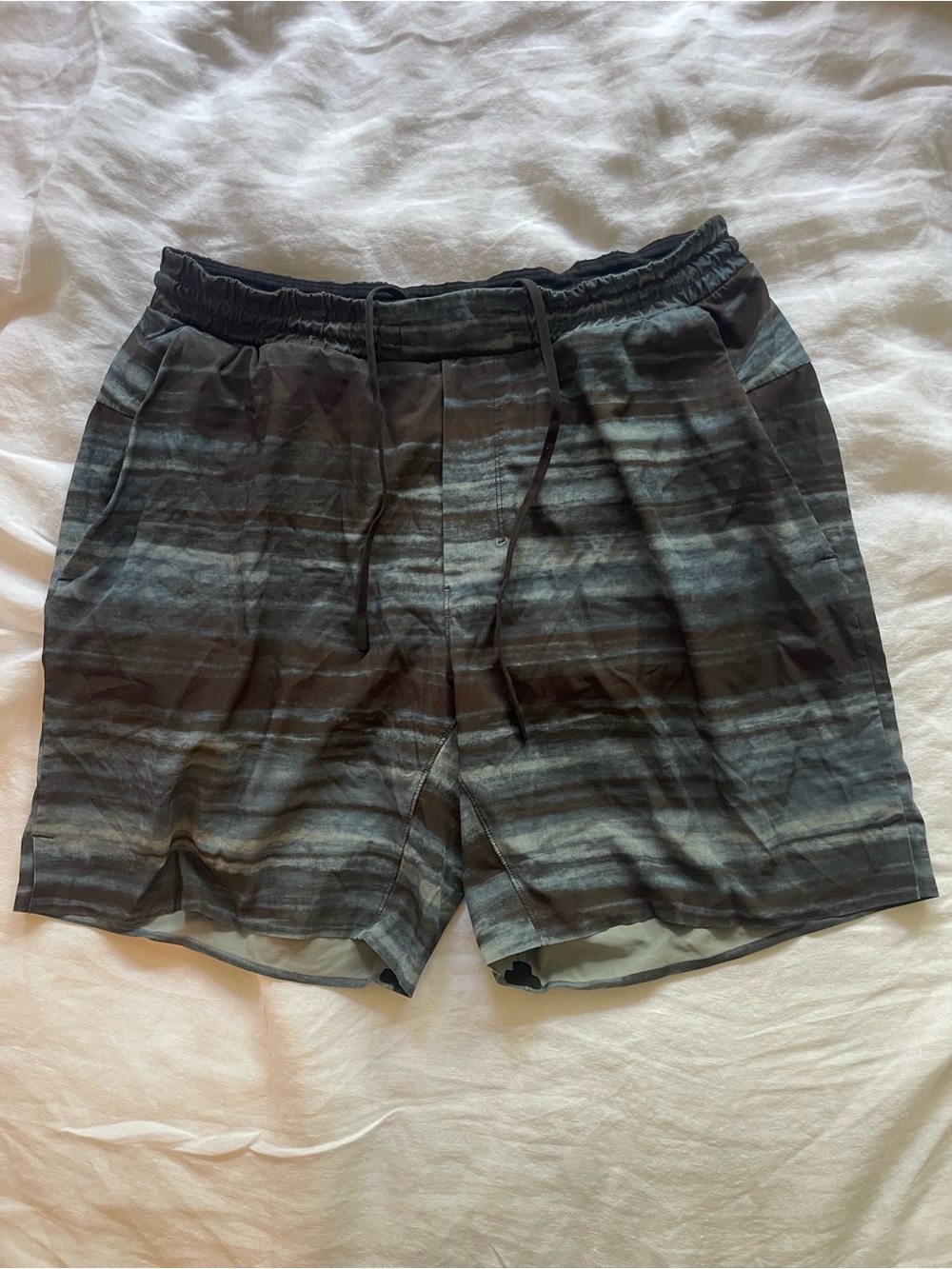 Lululemon Channel Cross Swim Short Lined Men's L Grey Blue Print Swim Trunks